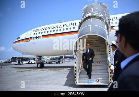 Mumbai, Indien. 07. Juni 2023. Boris Pistorius (SPD), Bundesminister für Verteidigung, wird am Flughafen Mumbai empfangen. Unter anderem möchte der Minister mit Vertretern der Atommacht Indien über die künftige militärisch-politische Zusammenarbeit sprechen. Kredit: Britta Pedersen/dpa/Alamy Live News Stockfoto