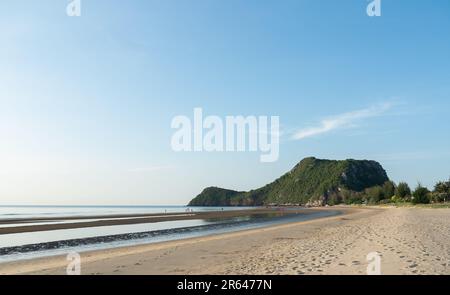 Leerer Strand am Morgen, ruhiges Meer und klarer Himmel. Stockfoto