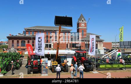 Minsk, Weißrussland. 6. Juni 2023. Landmaschinen werden auf einer internationalen Landwirtschaftsausstellung im China-Belarus-Industriepark Great Stone in Minsk, Belarus, am 6. Juni 2023 ausgestellt. Die Ausstellung wurde hier am Dienstag eröffnet. Kredit: Henadz Zhinkov/Xinhua/Alamy Live News Stockfoto