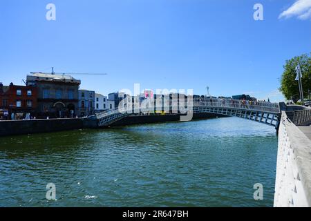 Die ha'Penny Bridge ist eine berühmte Fußgängerbrücke über den Liffey River in Dublin, Irland. Stockfoto