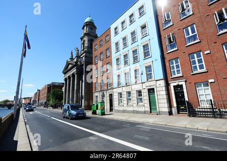 Wunderschöne Gebäude am Arran Quay am Liffey River in Dublin, Irland. Stockfoto