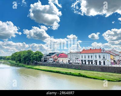 Alte Häuser am Ufer in Uschgorod, Ukraine. Stockfoto