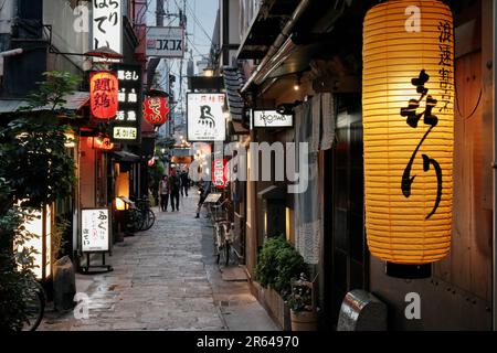 Nachtsicht auf Hozenji-Yokocho Stockfoto