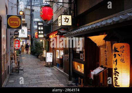 Nachtsicht auf Hozenji-Yokocho Stockfoto