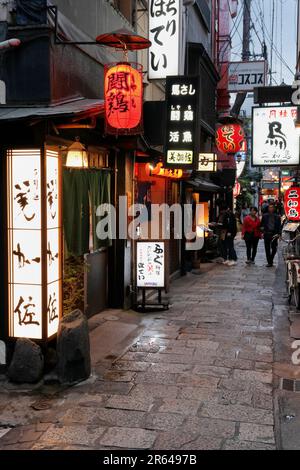 Nachtsicht auf Hozenji-Yokocho Stockfoto