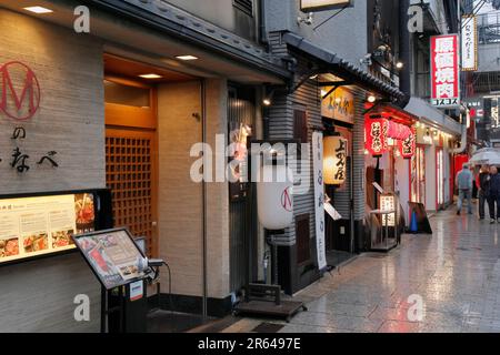 Nachtsicht auf Hozenji-Yokocho Stockfoto