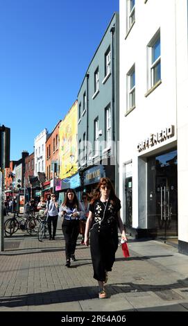 Die Camden Street ist eine geschäftige Einkaufsstraße mit Boutiquen, Cafés und Bars. Dublin, Irland. Stockfoto