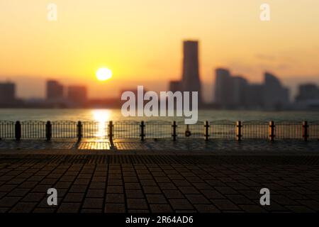 Sonnenuntergang am Hafen von Yokohama und Kopfsteinpflaster Stockfoto