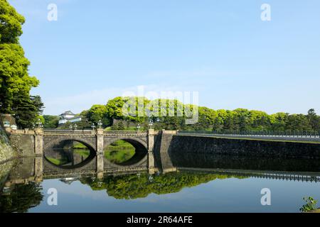 Kaiserpalast Nijubashi Moat und Fushimi Tower Stockfoto