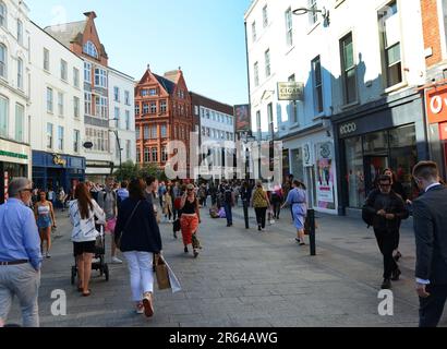 Spaziergang entlang der Grafton Street in Dublin, Irland. Stockfoto