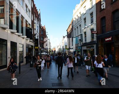 Spaziergang entlang der Grafton Street in Dublin, Irland. Stockfoto