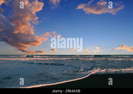 Wolken bei Sonnenuntergang und das Meer von Kujukuri Stockfoto