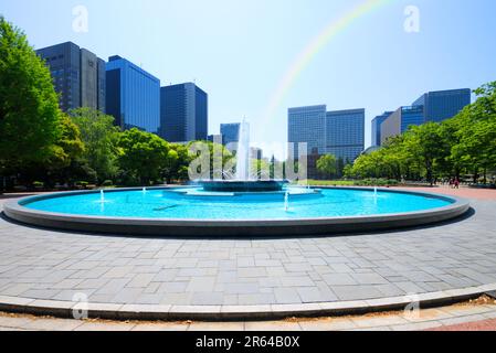 Fountain Square und Wolkenkratzer im Hibiya Park Stockfoto