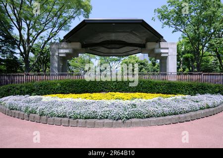 Konzerthalle im Freien und Blumenbeete im Hibiya Park Stockfoto