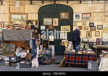 Palermo Sonntagsmarkt Flohmarkt gerahmte Drucke und Gemälde an der Wand Stockfoto