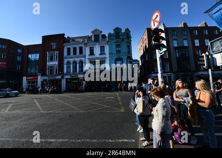 Fußgänger, die auf der South Great George's Street in Dublin, Irland warten, um die Straße zu überqueren. Stockfoto