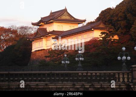 Nijubashi-Brücke und Fushimi-Turm bei Sonnenaufgang, Kaiserpalast Stockfoto