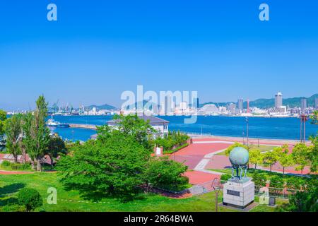 Frisches Grün und Kobe Port Stockfoto