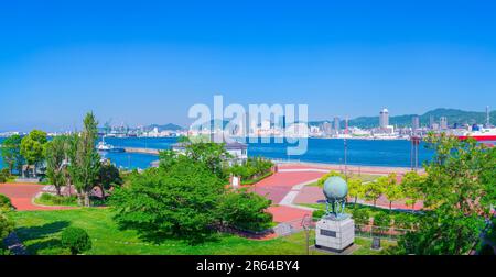 Frisches Grün und Kobe Port Stockfoto