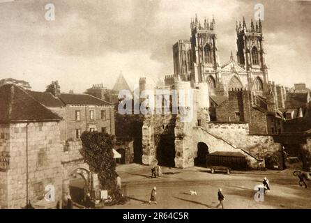 Blick auf die Bootham Bar und das York Minster, York, England, aus dem Jahr 1933. Seit etwa 2000 Jahren steht ein Tor an diesem Ort und war einer der vier Haupteingänge zur römischen Festung. Der früheste Teil der heutigen Struktur stammt aus dem 14. Jahrhundert. Sein barbican wurde 1835 entfernt. Die Köpfe von drei geköpften Rebellen, die sich der Restaurierung Karls II. Widersetzten, wurden hier 1663 auf Spikes ausgestellt. Stockfoto