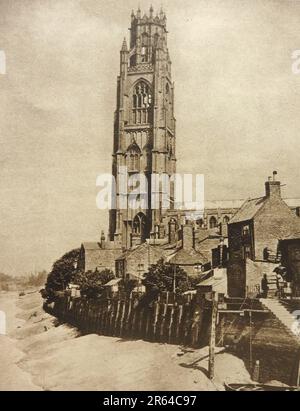 Ein 1933-Grad-Blick auf den Kirchturm (St. Botolph's Parish Church Tower), bekannt als Boston Stump, Boston UK. St. Botolph, auch bekannt als Botwulf von Thorney, Botulph & Botulf; (starb um 680) und war ein englischer Abt und schutzpatron der Grenzen, Grenzen, Handelsreisen und Landwirtschaft. Stockfoto