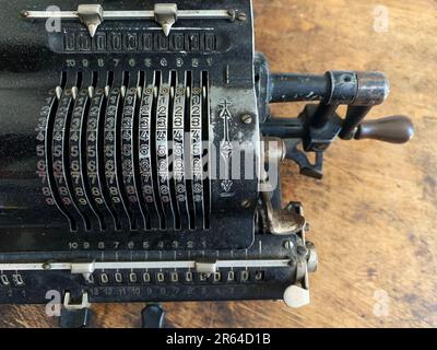 Das Fragment eines alten und altmodischen mechanischen Rechners mit metallischer digitaler Schrift. Nahaufnahme. Draufsicht. Stockfoto