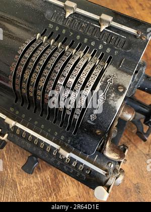 Das Fragment eines alten und altmodischen mechanischen Rechners mit metallischer digitaler Schrift. Nahaufnahme. Draufsicht. Stockfoto