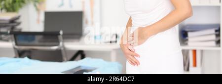 Frau mit starken Bauchschmerzen in der Klinik Stockfoto