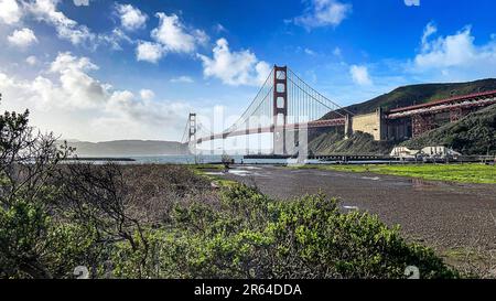 Die Golden Gate Bridge, wie sie vom Presidio Yacht Club in San Francisco, USA, gesehen und genossen wird. Emblematische Brücke des US-Staates. Stockfoto