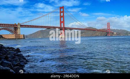 Die Golden Gate Bridge über der Bucht von San Francisco, USA. Emblematische Brücke des US-Bundesstaates Kalifornien. Stockfoto