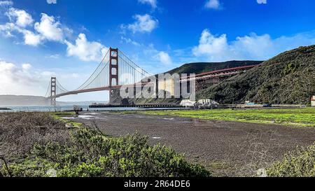 Die Golden Gate Bridge vom Presidio Yacht Club in San Francisco, USA. Emblematische Brücke des US-Bundesstaates Kalifornien. Stockfoto