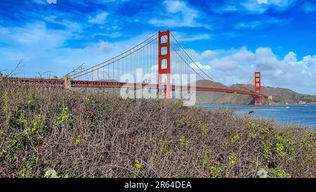 Die Golden Gate Bridge vom Aussichtspunkt über die Bucht der Stadt San Francisco, USA. Emblematische Brücke des US-Bundesstaates Kalifornien. Stockfoto