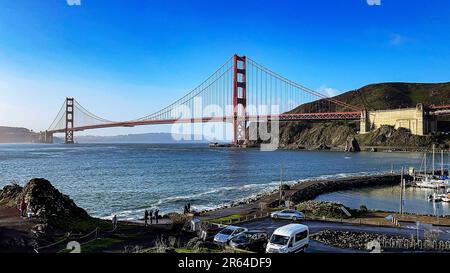 Die Golden Gate Bridge von ihrem Aussichtspunkt aus gesehen und der Hafen und das Entdeckungsmuseum in der Stadt San Francisco, USA. Emblematische Brücke. Stockfoto