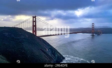 Panoramaaufnahme der Golden Gate Bridge von Battery Spencer in San Francisco, USA. Emblematische Brücke des US-Bundesstaates Kalifornien. Stockfoto