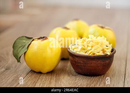 Ernte für den Winter von Quitten und Äpfeln für Kuchen. Stockfoto