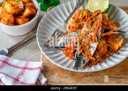 Gebratene Makrele mit scharfer Sauce und Bomay-Kartoffeln Stockfoto