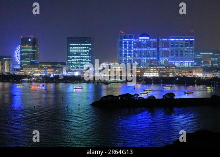 Nachtsicht auf Odaiba von der Rainbow Bridge Stockfoto