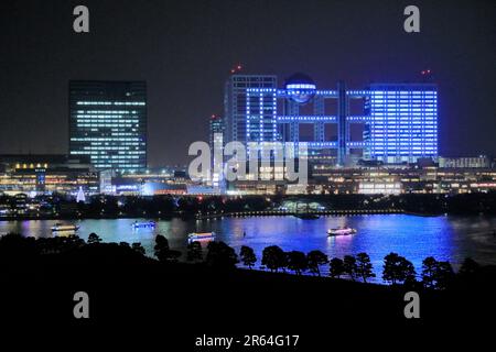 Nachtsicht auf Odaiba von der Rainbow Bridge Stockfoto