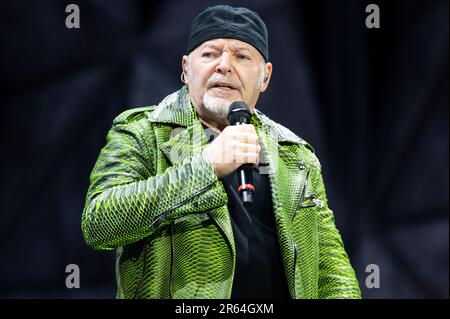 Vasco Rossi tritt gestern für den ersten Auftritt der Tour 2023 in Bologna im Stadio Renato Dall'ara auf Stockfoto