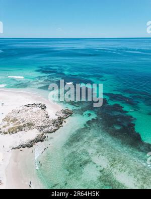 Ein Luftblick auf den Sandstrand von Perth Trigg und das Ozeanriff im Westen Australiens Stockfoto