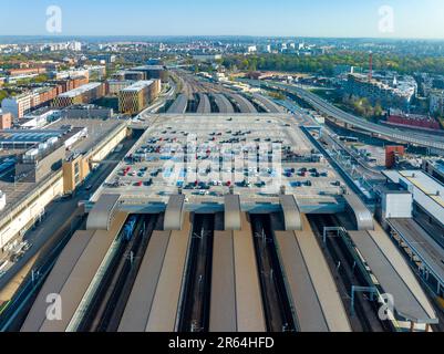 Großer Parkplatz auf dem Dach des Hauptbahnhofs in Krakau, Polen. Dachbühnen, elektrische Traktion, Autos und Aufzüge. Moderne Gebäude und Stockfoto