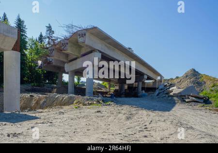 Neues Autobahnfragment auf Pfeiler im Bau auf der Zakopianka-Straße in Polen von Krakau nach Zakopane und Nowy Targ über einem kleinen Tal in der Nähe von Rdza Stockfoto