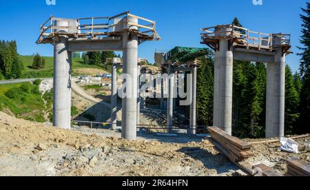 Neues Autobahnfragment auf Pfeiler im Bau auf der Zakopianka-Straße in Polen von Krakau nach Zakopane und Nowy Targ über einem kleinen Tal in der Nähe von Rdza Stockfoto