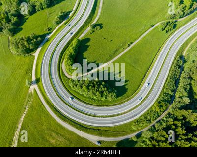 Polen. Kurvenreiche Umkehrstraße von Krakau nach Zakopane, genannt Zakopianka, nahe Rabka und Chabowka. Luftaufnahme von oben am Morgen im Sommer Stockfoto