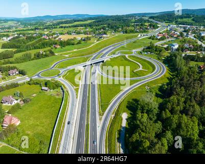 Neue Autobahnkreuzung in Polen auf der Nationalstraße Nr. 7, E77, genannt Zakopianka. Überführung Kreuzung mit Verkehrskreisen, Rampen und Viadukten nahe R Stockfoto