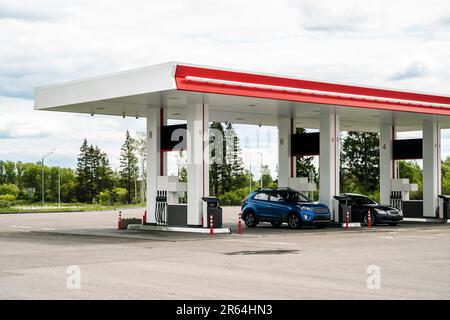 Tankstelle auf der Autobahn. Kraftstoff, Preis, Benzinfahrzeuge Konzept. Hochwertiges Foto Stockfoto