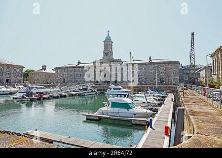 Das Melville-Gebäude am Royal William Yard in Stonehouse Plymouth. Die ehemalige MOD-Glaswerft wird von Urban Splash entwickelt. Über Boote hinweg gesehen Stockfoto