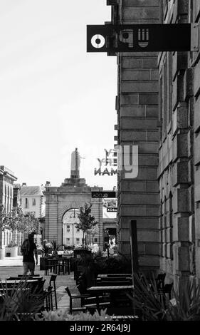 Das Melville-Gebäude am Royal William Yard in Stonehouse Plymouth. Mit Blick auf das Eingangstor des Royal William Yard mit den ausgeschnittenen s Stockfoto