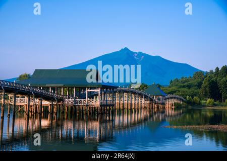 Tsuru no Mai hashi Bridge und Mt. Iwaki Stockfoto