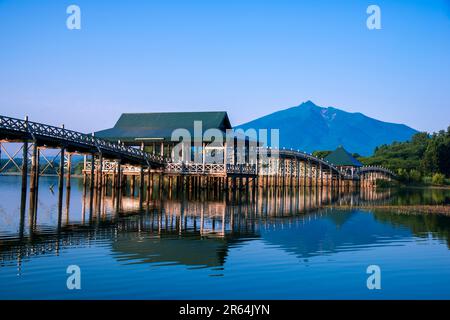 Tsuru no Mai hashi Bridge und Mt. Iwaki Stockfoto